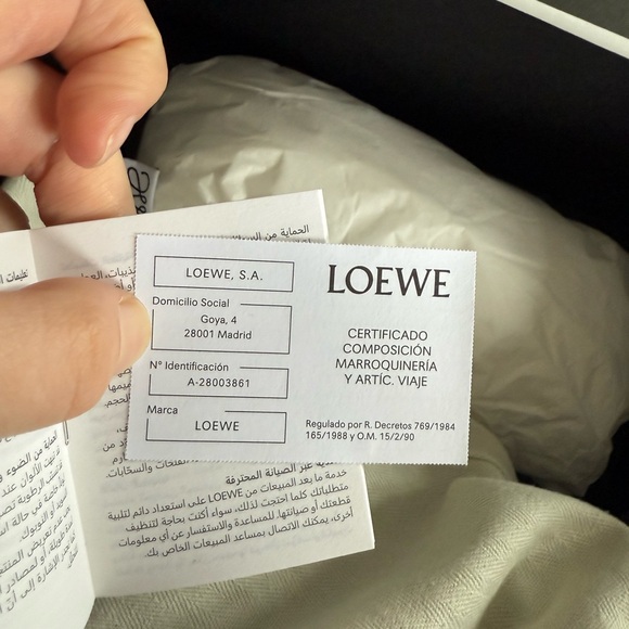 LOEWE
Anagram cut-out pocket in classic calfskin and canvas - Picture 2 of 14